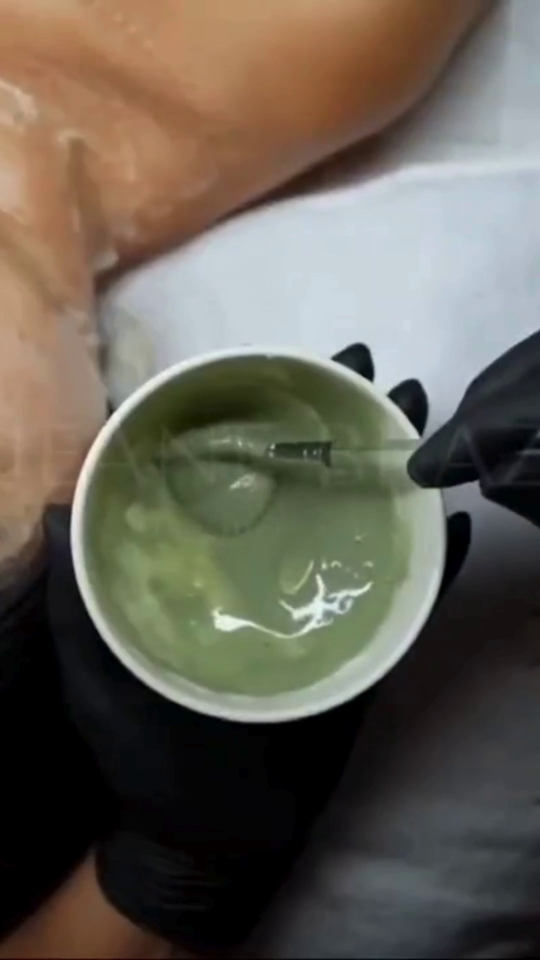Preparação artesanal de máscara estética com textura natural